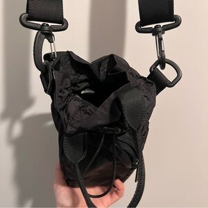 CALPAK Black Water Bottle Crossbody Bag 1L Bottle Holder Travel Gym